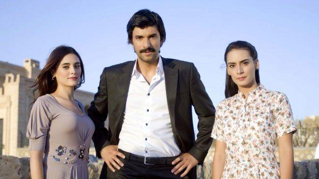 <p>Engin Akyürek'in başrolünde olduğu Kanal D ekranlarında yayınlanan Bir Bulut Olsam dizisiyle ilk kez ekranlara çıktı. </p>