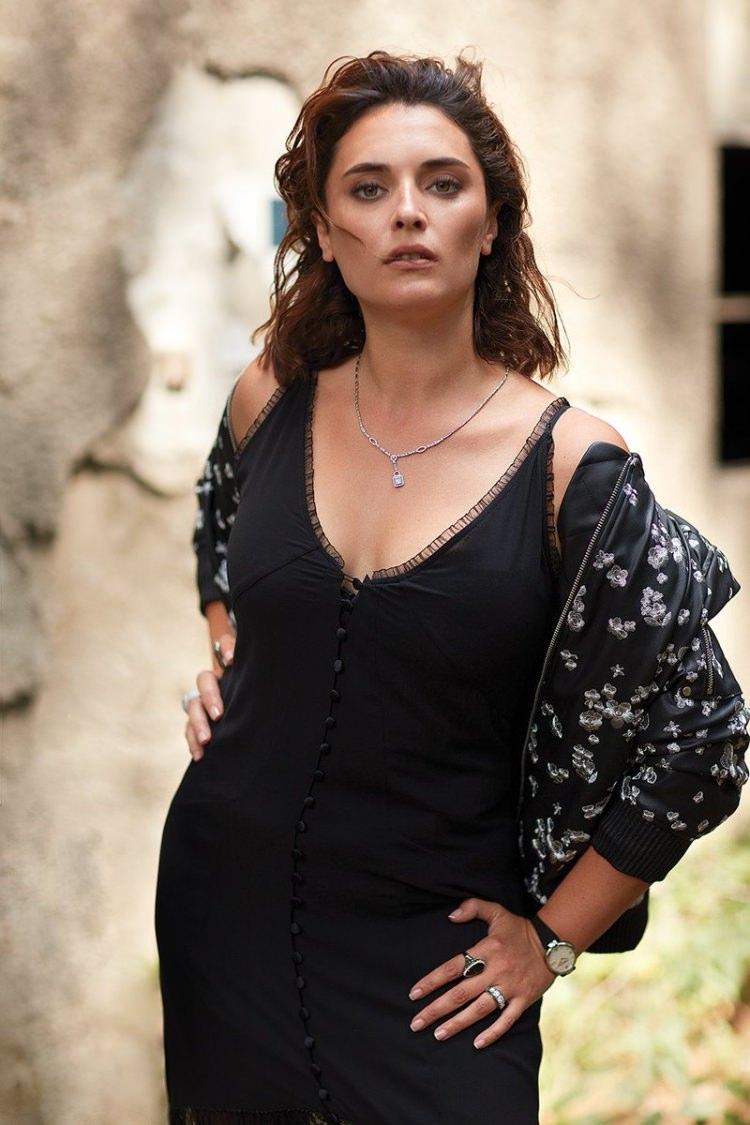 <p>Star TV'de yayınlanan senaryosu ve oyunculuğu ile kısa zamanda fenomen hale gelen Ufak Tefek Cinayetler dizisinde Merve'yi oynadı.</p>