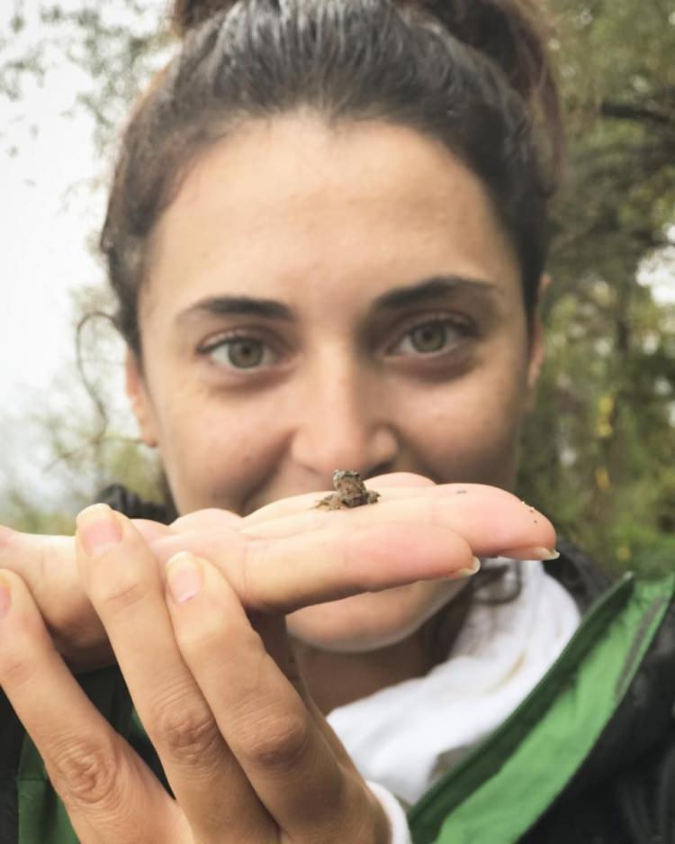 <p>Makyajsız fotoğraflar paylaşan oyuncunun saf güzelliği de hayranlarını bir kez daha büyüledi. </p>