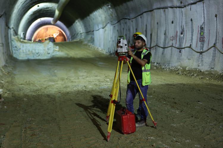 <p>Proje çalışmalarının 3 yıl sürdüğü, 205 metre yüksekliğindeki yamaçlara iş makinelerinin 3 ayda çıkabildiği yol, zorlu çalışmanın ardından genişletilerek trafiğe açılmıştı.</p>

<p> </p>
