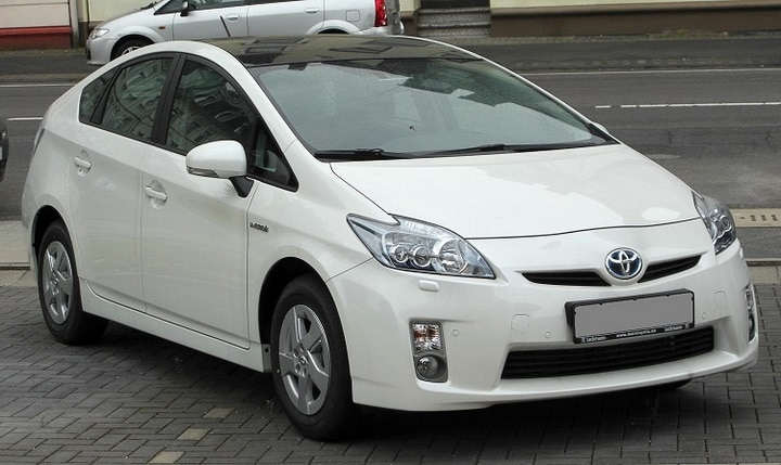 <p><strong>36. Toyota Prius</strong></p>

<p>Kesinlikle en popüler hibrid olmasının yanı sıra Toyota Prius, iş dayanıklılığa gelince de iyi bir seçenek olarak karşımıza çıkıyor. Hibrid motoru şu ana dek birçok sefer kendini ispatladı ve bu onu neredeyse Camry kadar iyi bir seçim yapıyor ama ufak bir problemi var. Motoru arızalanmaya başlamadan önce birkaç kere aküyü değiştirmeniz gerekecek. Fahiş akü fiyatları göz önüne alınınca zaten motorun dayanıklılığının bir anlamı kalmıyor. Yine de Prius, bu listede belirtmeye değer bir model.</p>
