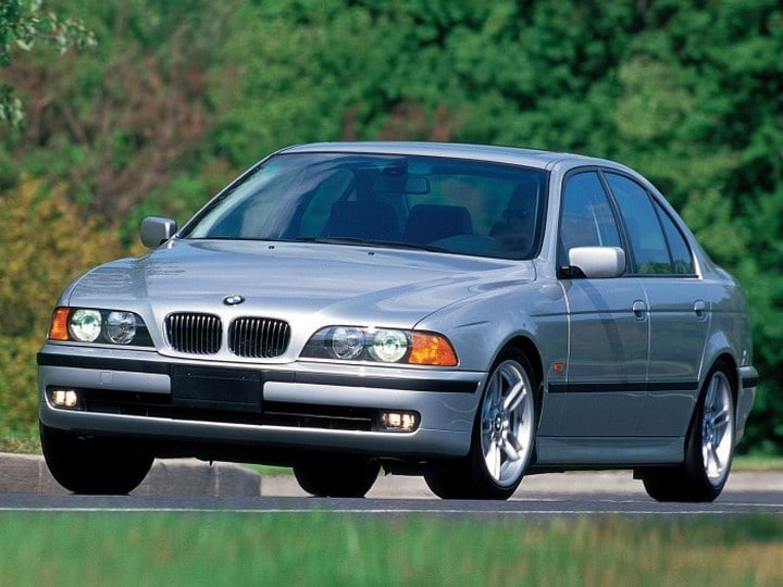 <p><strong>9. BMW 5 Series E39</strong></p>

<p>1995 yılından 2004 yılına kadar üretilen BMW 5 Series’in E39 nesli yaşını göstermeye başlasa da, yine de Alman mühendisliğinin en sağlam örneklerinden. İkinci el pazarında 400.000 kilometreyi geçmiş E39 modellerinden görmek olmayacak iş değil, hem de bakımı iyi yapılan arabalar daha da çok kilometre kat edebiliyor. BMW’nin sıralı altı motorunun düzgün performans ve dayanıklılık sunduğu oldu olası bilinmekte zaten, E39 5 Series de buna istisna değil.</p>
