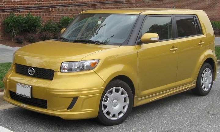 <p><strong>15. Scion xB</strong></p>

<p>Bazı insanlar Scion markasını sever, bazılarıysa nefret eder. Bu araçlar konusunda fikir sahibi olmayan insan bulmak zor iş. Bu marka hakkında ne düşünüyor olursan ol, Scion xB dayanıklı bir araba olduğunu kanıtladı. Hiç durmadan yoluna devam edebiliyor ve müşterilerden gördüğümüz kadarıyla bu model kolaylıkla 400.000 kilometreye ulaşabiliyor.</p>
