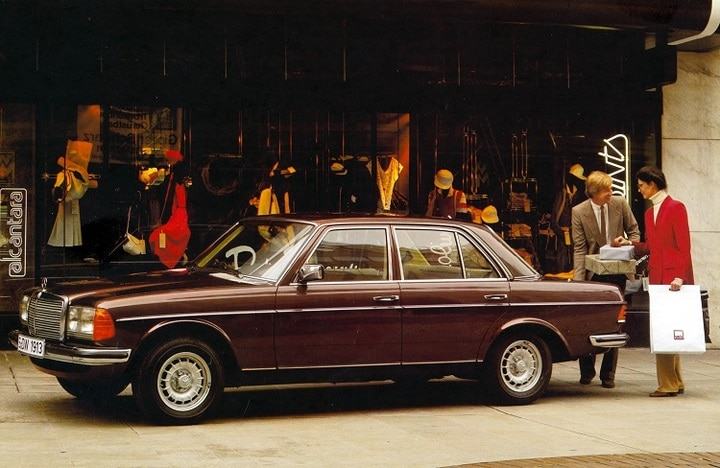 <p><strong>21. Mercedes-Benz W123</strong><br />
<br />
Mercedes-Benz arabaları pahalı bakım gerektiren modeller olarak ün kazanmadan önce, bu Alman otomobil imalatçısı akla gelebilecek en güvenilir ve mekanik açısından dayanıklı modelleri üretirdi. Bu açıdan kesinlikle W123 serisi göze çarpıyor, özellikle de dizel modelleri. Hatta arabanın kilometre sayacı yeterince ilerlediğinde, Mercedes sertifika ve rozet bile veriyordu. Alabileceğin en prestijli rozetin 1.600.000 kilometre sürmek için olması, bu arabaların ne kadar dayanıklı olduğunu gözler önüne seriyor.</p>