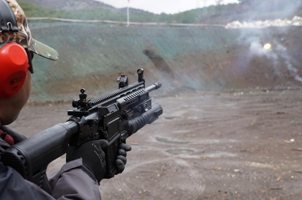 <p>Dayanıklılığıyla ön plana çıkan AK40-GL bomba atar, 5 bin atışlık uzun ömürlü namlusu ve 400 metre kusursuz menzili ile rakiplerine üstünlük sağlıyor.</p>
<p> </p>