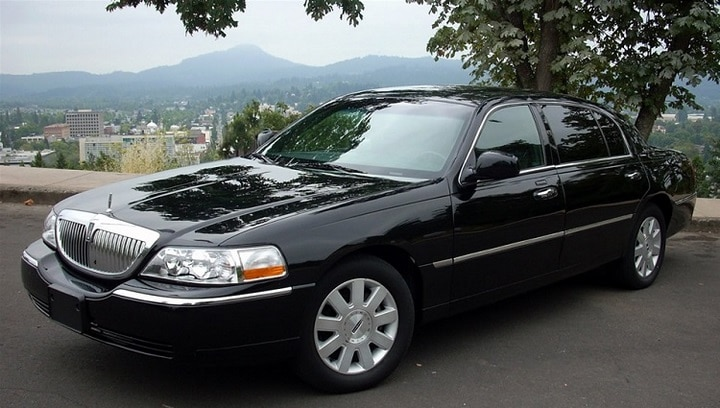 <p><strong>16. Lincoln Town Car</strong></p>

<p>Lincoln Town Car aynı platformu paylaşan üç modelden biri, zaten bir diğeri de Ford Crown Victoria. Tahmin edebileceğin üzere Town Car modelinin özellikleri de Crown Victoria modeline benziyor, sadece daha lüks bir paket. 4,6 litrelik V8 motoru da kesinlikle övgüyü hak ediyor, özellikle de 13 yıllık uzun kariyerinde pek değişmediği için.</p>
