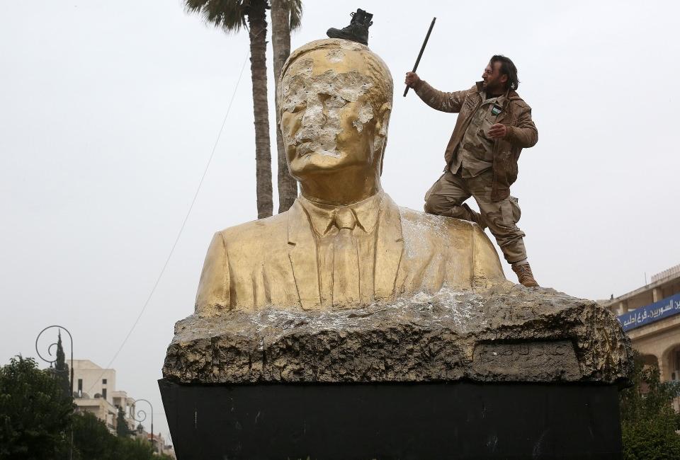 <p>Bir okulda asgari ücretin altında öğretmenlik yaptığını belirten 65 yaşındaki baba, kendisinin ve eşinin sağlık sorunları olduğunu kaydetti.</p>
<p> </p>