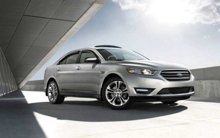 <p><strong>1. Ford Taurus</strong></p>

<p>Eğer düzenli olarak bakımını yapmayı göze aldıysan, Ford Taurus modeli araçlar kolaylıkla 400.000 kilometreye ulaşabilir. En iyi sonuçları elde edebilmek için 2,0L Ecoboost sıralı dörtlü motor veya 3,5L Ecoboost V6 SHO motor modelleri yerine 288 beygirgücü bulunan 3,5 litrelik V6 motorunu seçmelisin. Taurus’un motorunda ayrıca 6 hızlı otomatik şanzıman da var, bu da uzun süre dayanmasına katkıda bulunuyor.</p>
