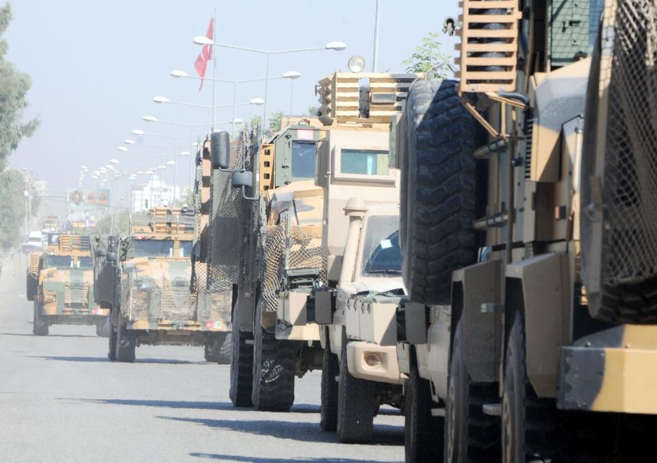 <p> Konvoy, Tel Abyad sınırının batısına doğru ilerlemeye başladı. Konvoydaki zırhlı araçlarda bulunan askerlerin, sınırı geçerek, Fırat'ın doğusunda yürütülen 'Barış Pınarı Harekatı'na katılacağı belirtildi.</p>
<p> </p>