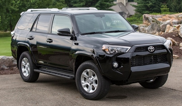 <p><strong>26. Toyota 4Runner</strong><br />
<br />
Toyota 4Runner, bol bol arazide sürülen kompakt SUV modellerinden biri. İşte bu yüzden de dünyanın dört bir köşesinden 4×4 severlerin en favori seçeneklerinden biri haline gelmiştir. Arazide gösterdiği başarısına ek olarak, 4Runner ayrıca düzenli olarak ağır kullanım kaldırabilecek ve torku yüksek motorlar da sunuyor.</p>
