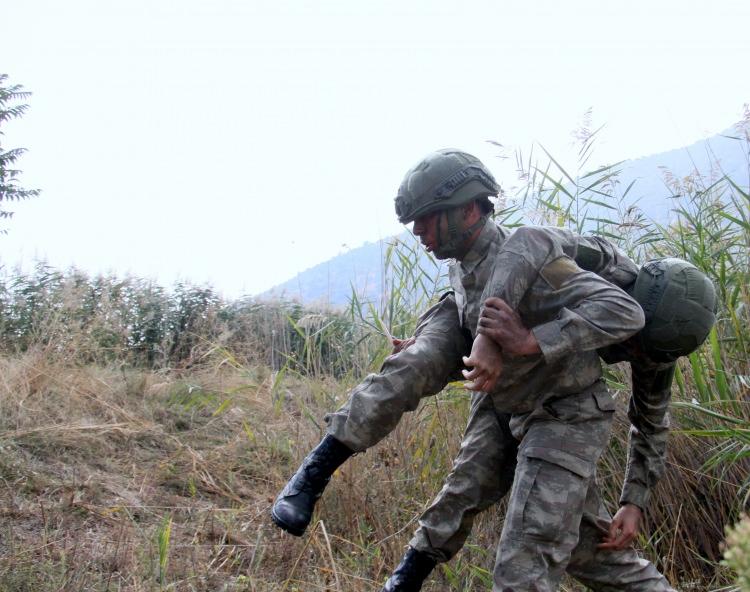 <p>Komandolar kulenin 46 metrelik bölümünden ‘kaplan’,‘örümcek’ ’kalça’ adı verilen yöntemlerle iniş yapıyor.</p>
