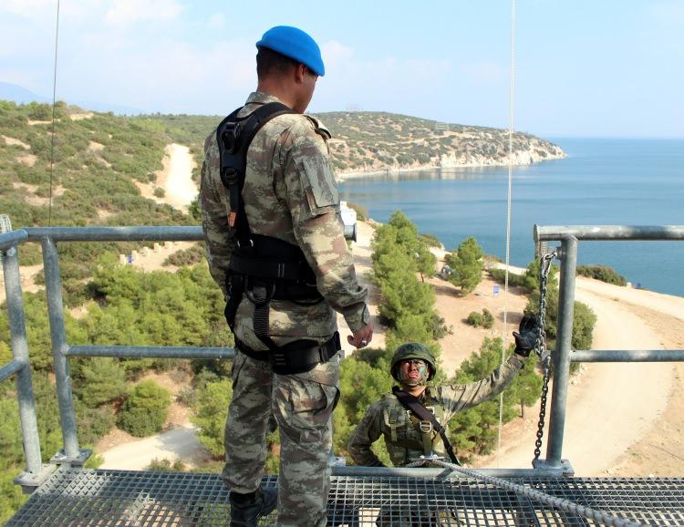 <p>Mavi bereliler meskun mahal eğitimleri kapsamında, hareketli şekilde 10,15,20 ve 25 metreden önce MPT 55 silahıyla, daha sonra tabancalarıyla belirlenen hedefleri 12’den vurdu.</p>