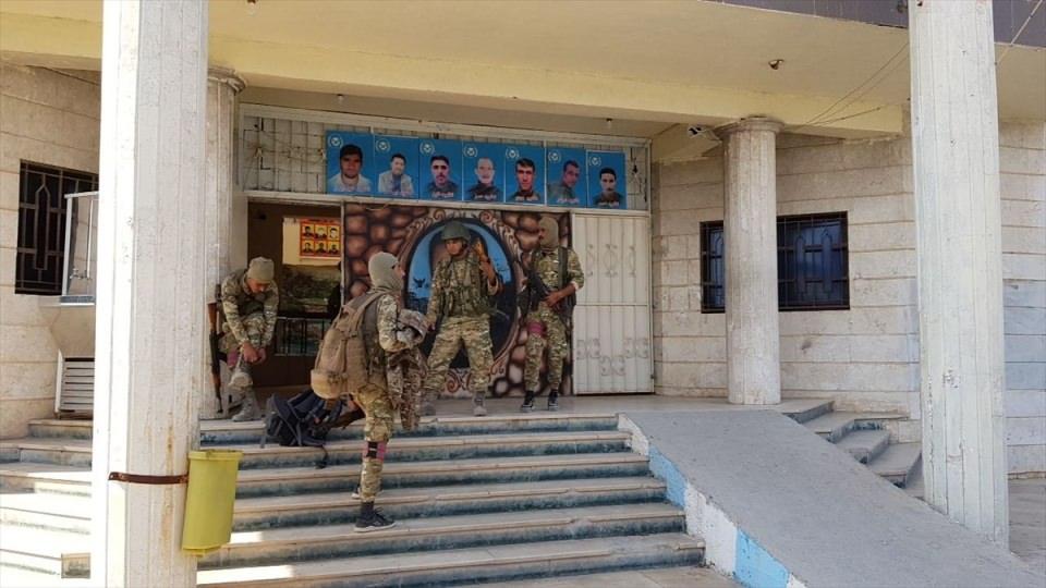 <p>Suriye Milli Ordusu askerleri, YPG/PKK'nın sözde asayiş merkezini de ele geçirdi.</p>
