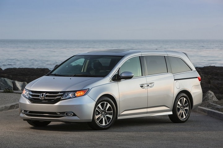 <p><strong>31. Honda Odyssey</strong><br />
<br />
3.5 litrelik V6 motorlarıyla Honda Odyssey minivanları 400.000 kilometreye kolayca ulaşmaları ve sahiplerini yarı yolda bırakmamalarıyla ünlü. Hem motorunun, hem tde transistör gibi diğer tüm mekanik sistem parçalarının eskimeye karşı dayanıklı olduğu kanıtlarla doğrulandı. Odyssey’nin tasarımını beğenip beğenmemeniz size kalmışsa da, geniş bir ailesi olan ve dayanıklı bir araç arayanlar için harika bir seçenek.</p>
