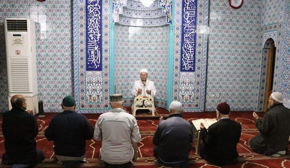 <p>Zonguldak'ta, Barış Pınarı Harekatı'nın zaferle sonuçlanması için, kent merkezindeki Hz. Ömer Camisi'nde Fetih Suresi okundu ve dua edildi.</p>
<p> </p>