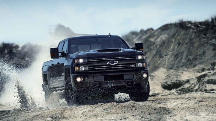 <p><strong>3. Chevrolet Silverado 3500HD</strong></p>

<p>Silverado 3500HD modeli piyasadaki en popüler ve güvenilir ağır iş kamyonetlerindendir, hem de Duramax® 6.6L Turbo-Diesel V8 ile birleşince gerçekten de her türlü zorluğa katlanıp yine de kolaylıkla 400.000 kilometreye ulaşabilir. Standart versiyonunda Silverado 3500HD modelinde Vortec® 6.0L petrol V8 motoru var, bu da yüz binlerce kilometreyi kolaylıkla aşabilen bir güç kaynağıdır.</p>
