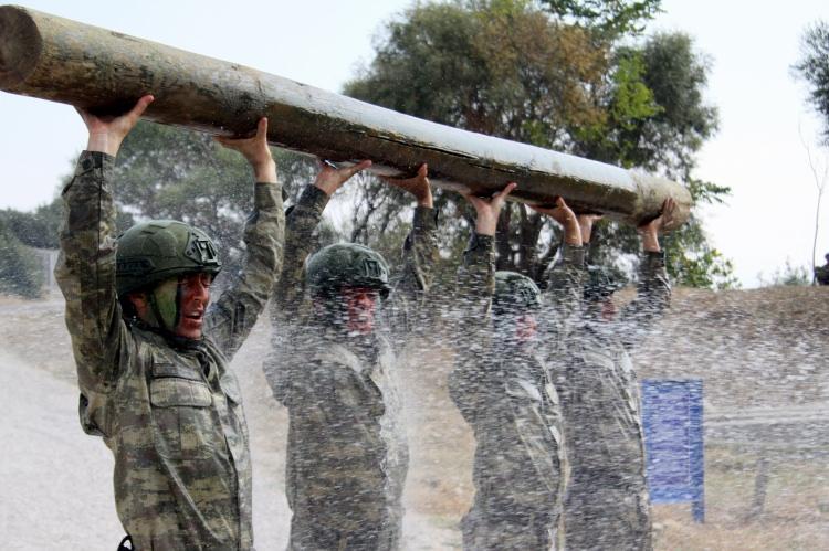 <p>Tam bir savaş provası<br />
Komandoların, her türlü sese alışkanlık ve ateş altında ilerleme yeteneklerini geliştirmek için sızma parkurundan geçiyor. </p>