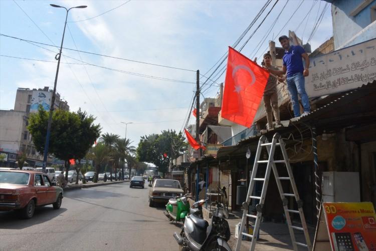 <p>Trablusşam kentinin Beddavi bölgesinde caddelere ve evlerin çatısına Türk bayrakları asan gençler, Cumhurbaşkanı Recep Tayyip Erdoğan ve Barış Pınarı Harekatı'nı destekleyen sloganlar attı.</p>
