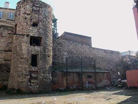 <p>Galata Kulesi kadar bilinmeyen bu kule, bakımsızlık nedeniyle adeta yok olmaya yüz tutmuş durumda. Kulenin devamındaki surların altı ise yağış nedeniyle yaşanan toprak kaymasında boşalmış durumda.</p>
