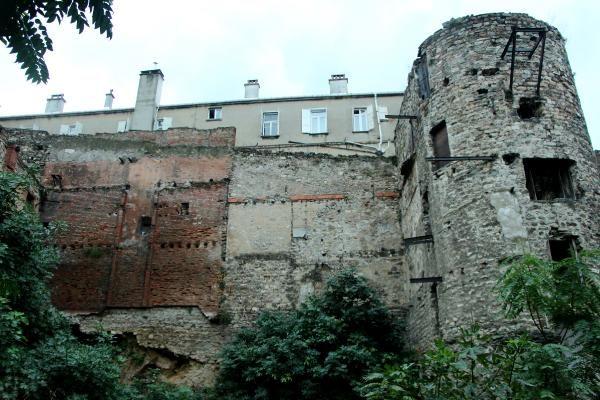 <p>Yaklaşık 10 yıldır esnaf olduğunu belirten Fatih Erenler, "Burası 700 yıllık surlar yağmurdan dolayı altı oyuldu. Buranın bakımı da yapılmıyor. </p>
