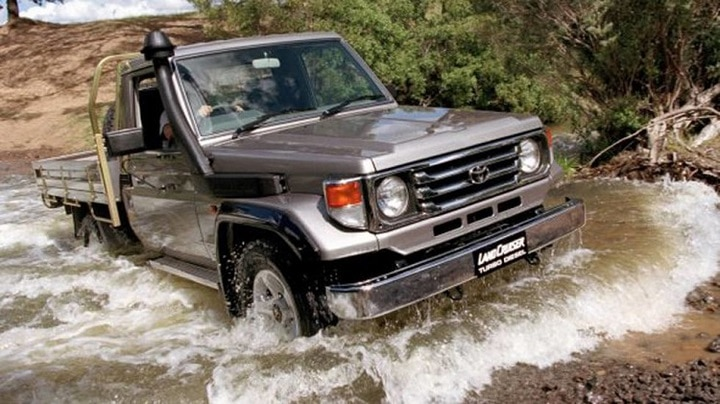 <p><strong>19. Toyota Land Cruiser</strong></p>
<p>Amerika dışındaki ülkelerde, Toyota Land Cruiser satın alınabilecek en iyi arazi araçlarından biri olarak kabul edilir. Bu modeller tank gibi sağlamdırlar, olağanüstü AWD sistemleri vardır ve motorları da neredeyse ölümsüzdür. Bu, özellikle de araziye dalmayı seven Avustralyalılar ile dünyanın dört bir yanındaki çeşitli BM görevlilerinin tercihi olan 4,2 litre dizel modelleri için geçerlidir.</p>