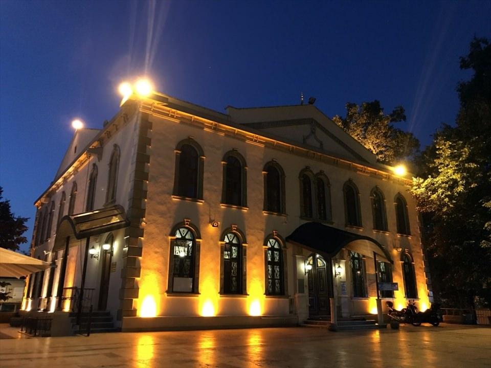 <p>Türkiye'nin güney sınırında oluşturulmaya çalışılan terör koridorunu yok etmek, bölgeye barış ve huzuru getirmek amacıyla başlatılan Barış Pınarı Harekatı'nın zaferle sonuçlanması için Kocaeli'de tarihi Fevziye Camisi'nde Fetih suresi okundu. Mehmetçik'in muvaffakiyeti için dua eden İl Müftü Vekili İhsan Yeğen'e cemaat eşlik etti.</p>
<p> </p>