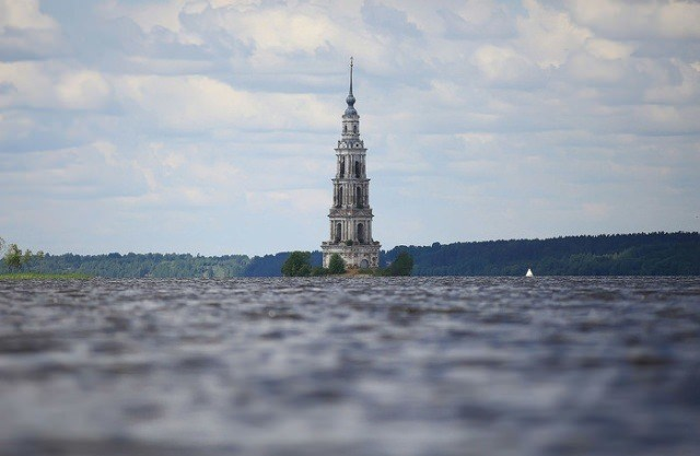 <p>Kalyazin Kilisesi, aynı zamanda Uglich Rezervuarında tek başına duran "Sular altında Belfry" olarak da anılır. Bu yapı, 1939 yılında bir baraj inşa edildiğinde batık olan eski Kalyazin kasabasının kalıntılarıdır.</p>
