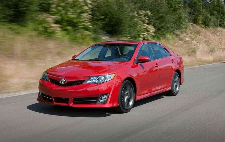 <p><strong>37. Toyota Camry</strong></p>

<p>Toyota Camry’yi bu listede tanıtmaya gerek bile yoktur. Bu model, birkaç başka Toyota modeli ile birlikte, on yıllardır alınabilecek en dayanıklı birkaç arabadan biri sayılıyor. Bu noktada Toyota Camry güvenilir ve dayanıklı ulaşım isteyenlere önerilebilecek birkaç mevcut arabadan biri. Gel gelelim bunun ötesinde pek de bir özelliği yok.</p>
