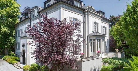 <p>11-Münih’in en cazip mahallelerinden birinde yer alan bu 20 odalı konakta spa, fitness merkezi ve şarap odası bulunuyor. Şu an piyasada 21.4 milyon dolardan satışta.</p>

<p> </p>
