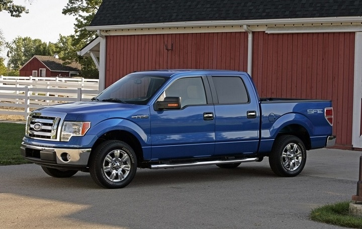 <p><strong>25. Ford F-150</strong><br />
<br />
Amerikan beygiri unvanını kazanan Ford F-150 modeli, dayanıklı olması için tasarlandı. Bu kamyonetleri Amerika’nın her yerinde türlü türlü küçük işletmelerde ve çiftliklerde görmek çok doğal bir şey. Nesillerdir yıllarca gün be gün gereken işi yapmasına güvenebileceğiniz, her yerde görebileceğiniz kamyonet budur. Doğal olarak bakımı iyi yapılan F-150 modelleri 400.000 kilometreye hiç sorun yaşamadan ulaşabilir.</p>