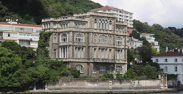 <p>26- Listede Türkiye’den ise Rumeli Hisarı’nda konumlanan Zeki Paşa Yalısı var. Açıklanan fiyat ise 95 milyon dolar. Tarihi Zeki Paşa Yalısı’nın toplam 23 odası, 4 salonu, 8 banyosu bulunuyor. </p>

<p>Öte yandan Katarlı iş adamına ait Yeniköy’deki Erbilginler Yalısı’nın da satılacağı iddiaları gündeme gelmişti. </p>

<p> </p>

<p>Bu yalı için 120 milyon Euro istendiği öne sürülmüştü. Bu durumda Zeki Paşa Yalısı ikinci en pahalı mülk konumuna düşüyor.</p>
