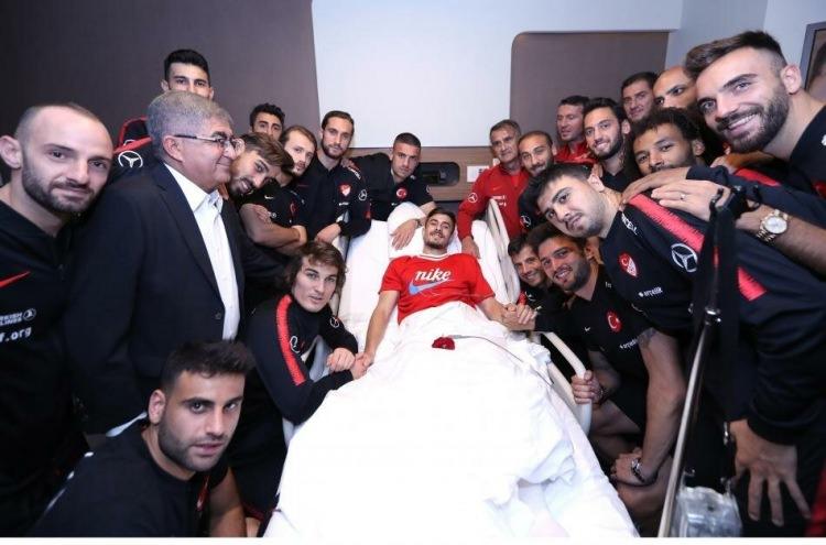 <p>A Milli Takım teknik heyeti ve oyuncuları, Süper Lig'in 7. haftasında oynanan Beşiktaş-Aytemiz Alanyaspor karşılaşmasında dizinde yaşadığı talihsiz sakatlık nedeniyle dün ameliyat edilen milli futbolcumuz Dorukhan Toköz'e 'geçmiş olsun' ziyaretinde bulundu.</p>
