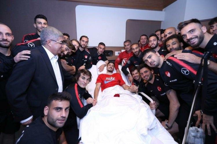 <p>Acıbadem Fulya Hastanesi'nde gerçekleşen ziyarette, A Milli Takım Teknik Direktörü Şenol Güneş ve takım kaptanı Emre Belözoğlu, tedavisi birkaç ay sürecek 23 yaşındaki futbolcuyu teselli etti ve acil şifalar diledi. Dorukhan, Güneş ve Belözoğlu'nun kendisiyle yaptığı konuşma sırasında duygulandı.</p>