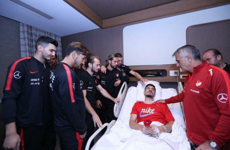 <p>Milli Takım'daki takım arkadaşları ve antrenörleri, Dorukhan'a ve babası Mustafa Toköz'e geçmiş olsun dileklerini sunduktan sonra hastaneden ayrılıp Arnavutluk ve Fransa maçları için Riva'da devam eden kampa geri döndü.</p>
