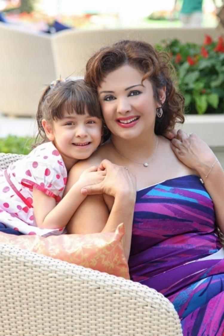 <p><span style="color:#800000"><strong>2009 yılında TRT 1 ekranlarında Esra Ceyhan'la Hayat programını sundu. </strong></span></p>