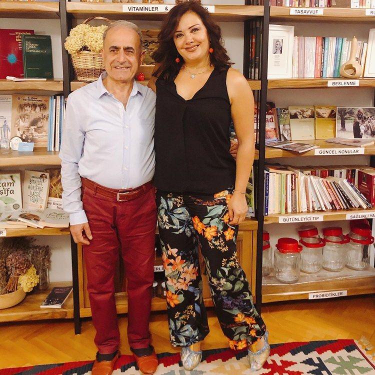 <p><span style="color:#4B0082"><strong>Esra Ceyhan, doğum günü mesajları için de teşekkür etti "Canım yavrum Ayşe'min doğum günü için yolladığınız iyi dileklerinize, dualarınıza, sarf ettiğiniz olağanüstü sıcak sevgi sözcüklerinize, tebriklerinize, temennilerinize ve varlığınıza şükran ve şükür dolu teşekkürlerimi sunuyorum"</strong></span></p>
<p> </p>