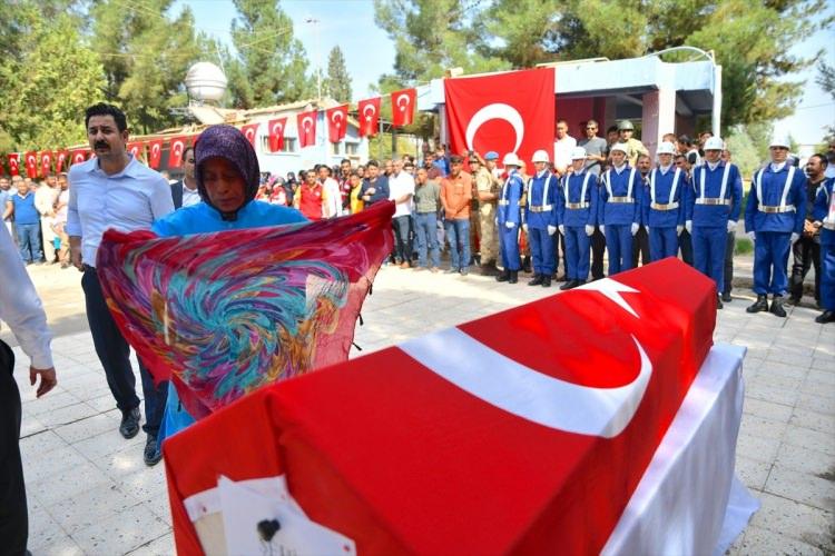 <p>Ceylanpınar'da şehit olan 11 yaşındaki Elif için de tören düzenlendi..</p>
