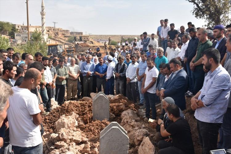 <p>Mardin'in Nusaybin ilçesine düzenlenen havanlı saldırıda şehit düşen Fatma Yıldız ile kızları Emine ve Leyla Şırnak, Şırnak'ta yan yana defnedildi.</p>