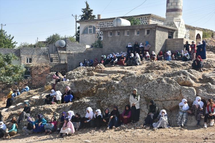 <p>Şehit anne ve iki evladının cenazesi, İdil ilçesinin Ulak köyünde gözyaşları arasında toprağa verildi.</p>
