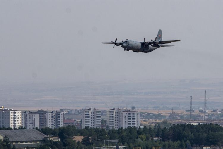 <p>Türk Silahlı Kuvvetleri'nin (TSK), Suriye Milli Ordusu'yla birlikte Suriye'nin kuzeyinde YPG/PKK ve DEAŞ terör örgütlerine karşı Barış Pınarı Harekatı'nı başlatmasının ardından Diyarbakır 8. Ana Jet Üssü'nde hava hareketliliği yaşanıyor.</p>
<p> </p>