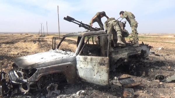 <p>Türkiye ile birlikte Barış Pınarı Harekatı'na katılan Suriye Milli Ordusu (SMO) güçleri, Tel Abyad'ın doğusundaki Yabise köyünde görüntülendi. Köyün kontrolünü sağlayan SMO güçleri, diğer noktaları ele geçirmek için güneye bölgelere doğru ilerliyor.</p>