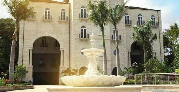 <p>4- Bağımsız bir ada ülkesi olan Barbados’ta 125 milyon dolarla 20 yatak odalı konak satın alabilirsiniz. Konağın 18 otomobil için yeterli yeraltı otoparkı, kendi spa, sağlık kulübü ve kahve dükkanı var.</p>

<p> </p>
