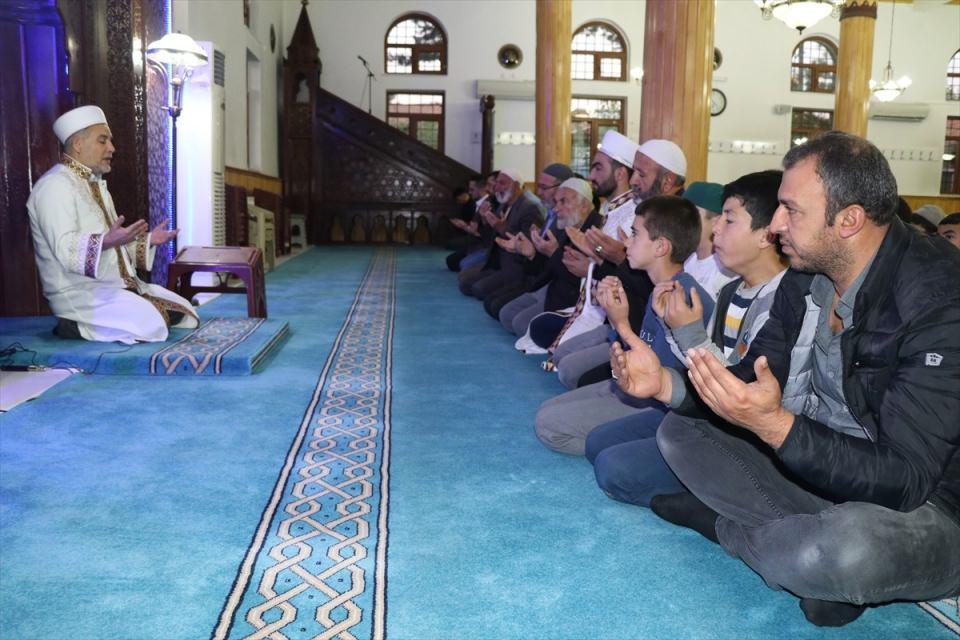 <p>Barış Pınarı Harekatı'nın zaferle sonuçlanması için Erzincan'daki camilerde Fetih Suresi okundu, dualar edildi.</p>