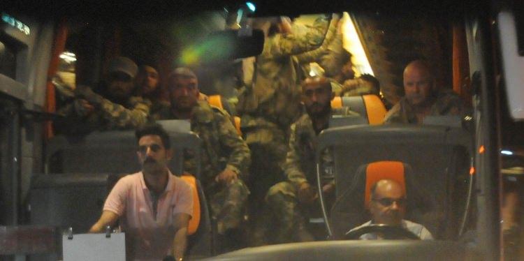 <p>Barış Pınarı Harekatı kapsamında Türk Silahlı Kuvvetleri ile Suriye Milli Ordusu askerleri ile araçlarından oluşan konvoy, Suriye sınırındaki Şanlıurfa’nın Akçakale ilçesine ulaştı.</p>
