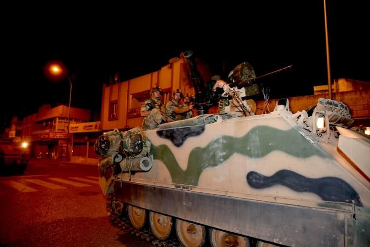 <p>CEYLANPINAR'DAN SEVK EDİLEN TANKLAR YERLERİNİ ALDI</p>

<p>Barış Pınarı Harekatı kapsamında Ceylanpınar ilçesine sevk edilen tanklar, sınır hattındaki birliklerinde yerlerini aldı.</p>

<p> </p>

