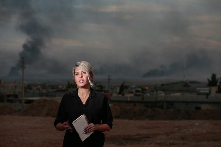 <p>GAZETECİLER YAYINLARINI TEL ABYAD SINIRINDA SÜRDÜRDÜ</p>
<p>Gazeteciler Akçakale'nin Tel Abyad sınırında yayınlarını sürdürdü. Terör örgütü üyelerinin Tel Abyad'ın bir çok noktasında ateşler yakarak, gökyüzünde siyah bir duman tabakası oluşturmaya çalıştığı görüldü.</p>