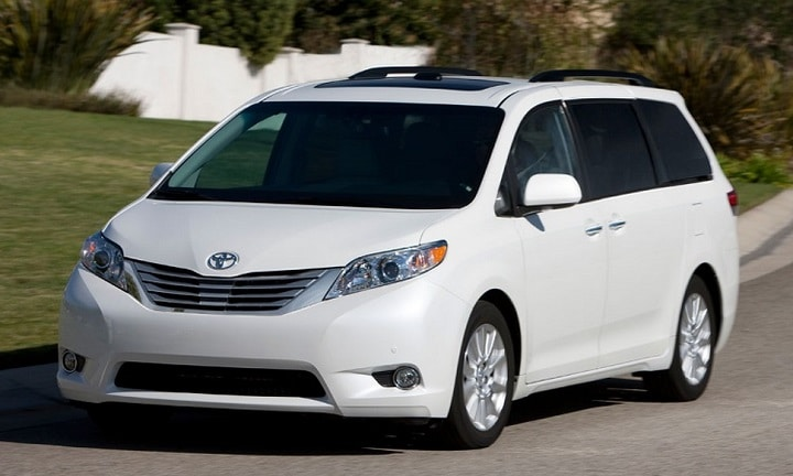 <p><strong>33. Toyota Sienna<br />
​</strong><br />
İş minivanlara gelince Toyota’nın Sienna modeli piyasadaki en dayanıklı araçlardan biri. Yapım kalitesi çok iyi ve 4WD sistemi de insanı hayran bırakıyor. Uzun yolculuklar için tasarlandığındığı için bu modelin yüz binlerce kilometre dayanmasını bekleyebilirsiniz. Piyasadaki tüm minivanlar böyle sanıyor insan ama ne yazık ki öyle değil.</p>

