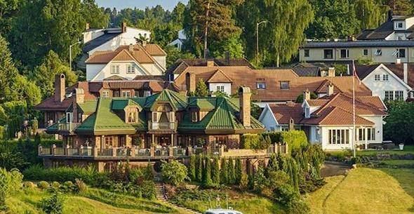 <p>20-Bu mega üç katlı konak Norveç’in kuzeyindeki yer alıyor. Fiyatı ise 6.7 milyon dolar.</p>

<p> </p>
