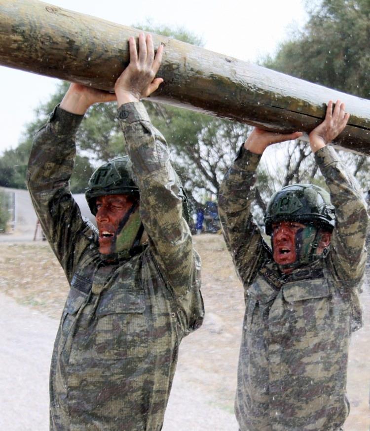 <p>Tam teçhizatlı tırmanma eğitimlerinin de verildiği kulede komandolar, metrelerce yüksekliğe tırmanarak operasyon ortamında karşılaşacakları engelleri geçebilme yeteneğini kazanıyor. </p>