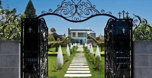 <p>15- İsrail’deki dayalı döşeli villa 33 milyon dolar. Versace tasarımları evin her köşesinde dikkat çekerken banyosunda altın fayanslar yer alıyor.</p>

<p> </p>
